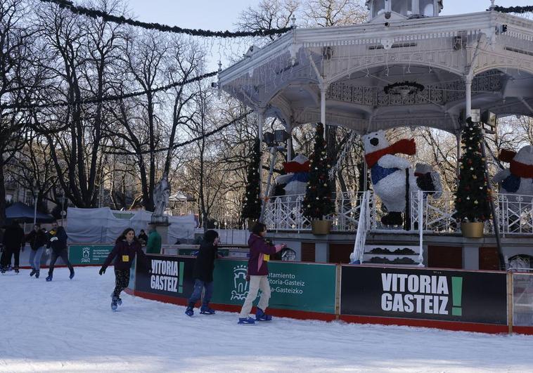 Suben los precios de la pista de hielo de Navidad de Vitoria El Correo Suben los precios de la pista de hielo de Navidad de Vitoria El Correo